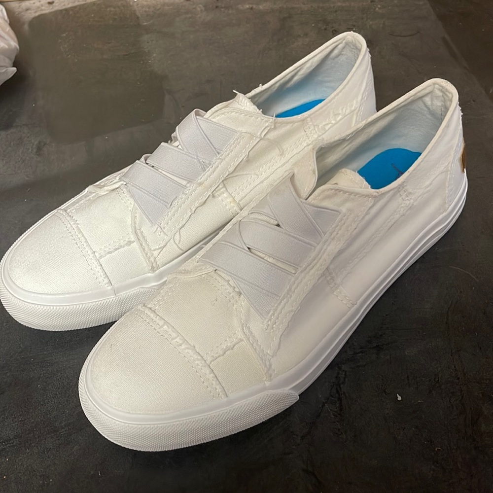 Blowfish white sneakers size 9 brand new no tags